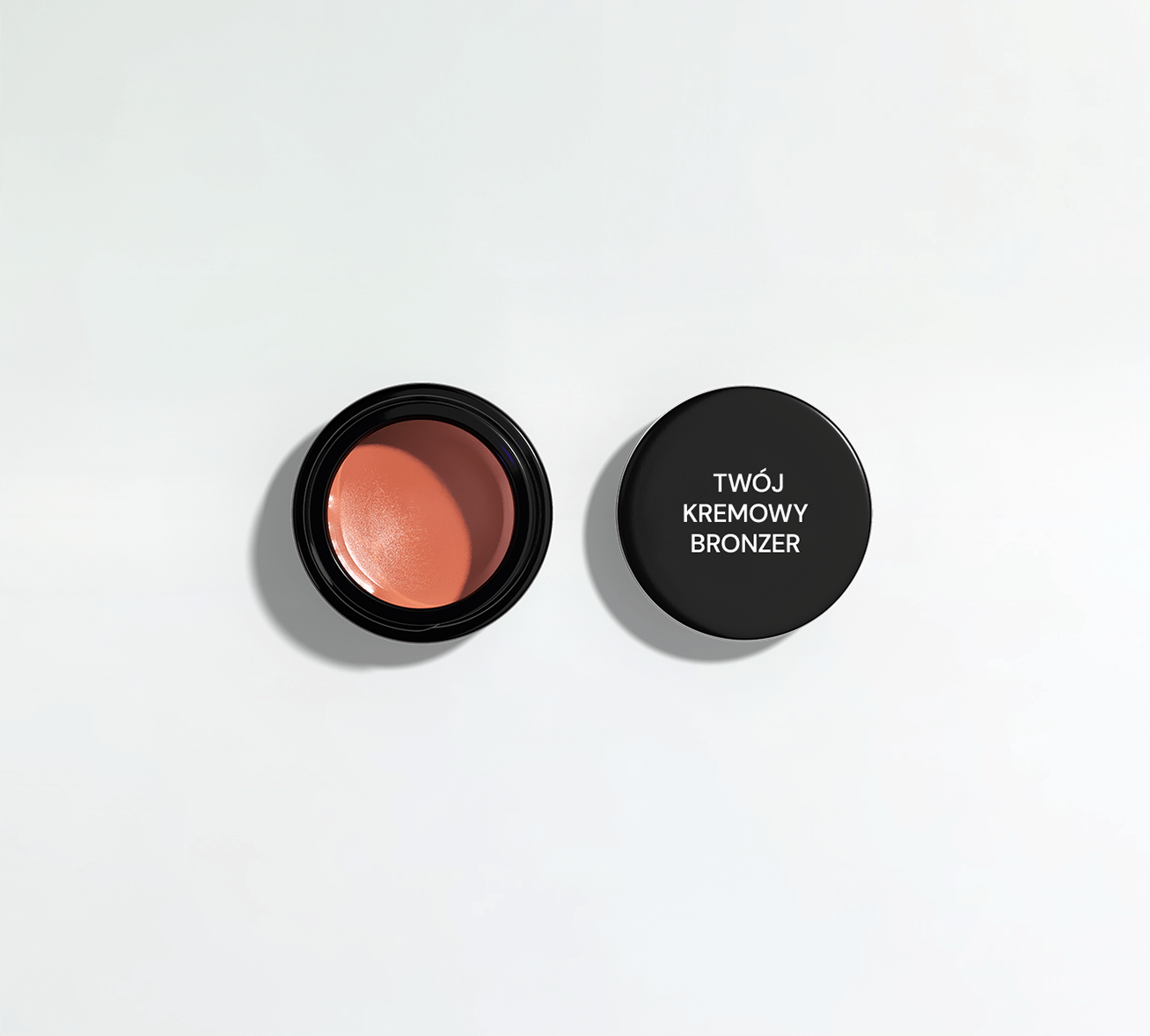 Otwarty słoik zawierający kremowy bronzer private label.