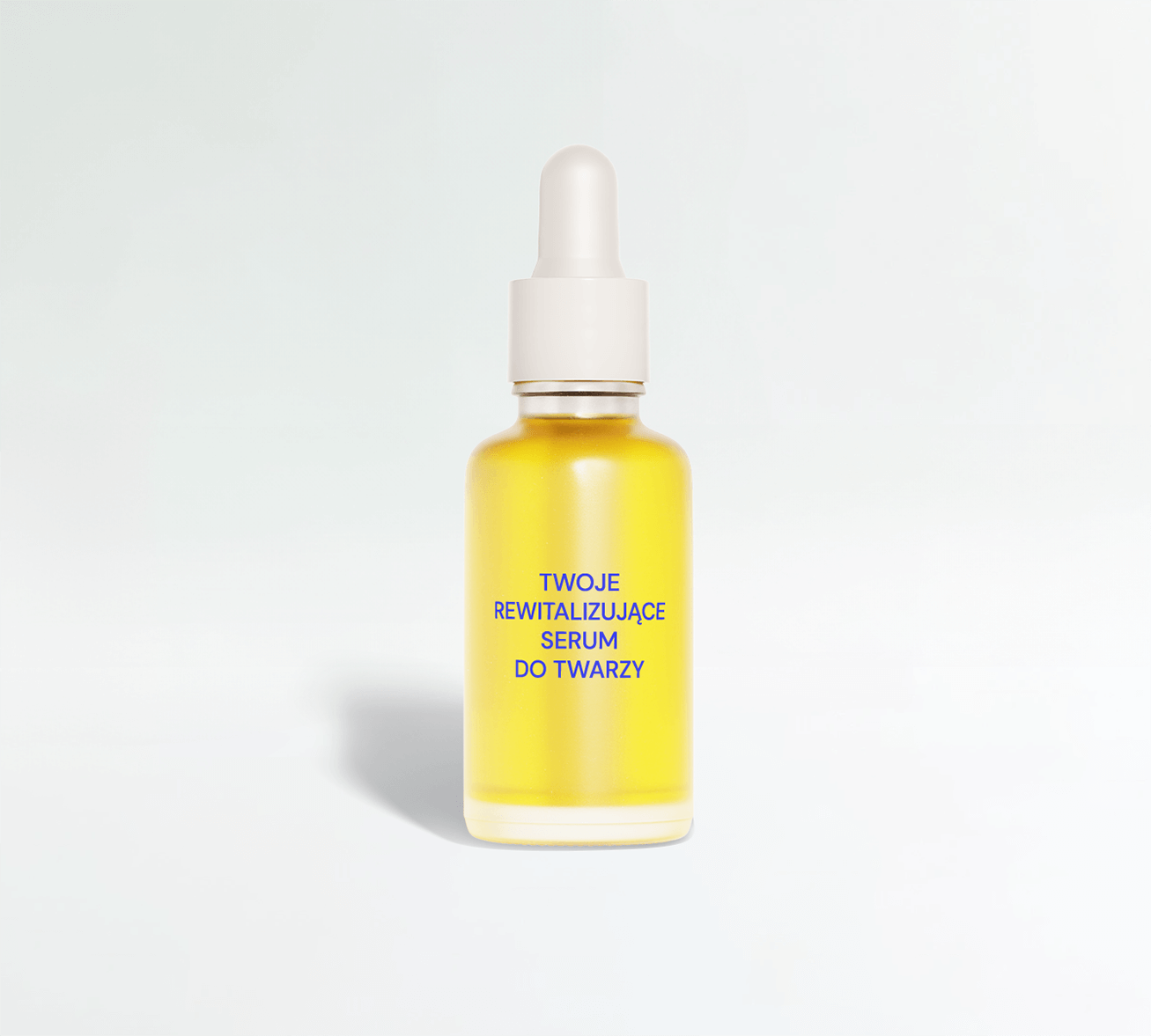 Szklana butelka zawierająca rewitalizujące serum do twarzy private label.