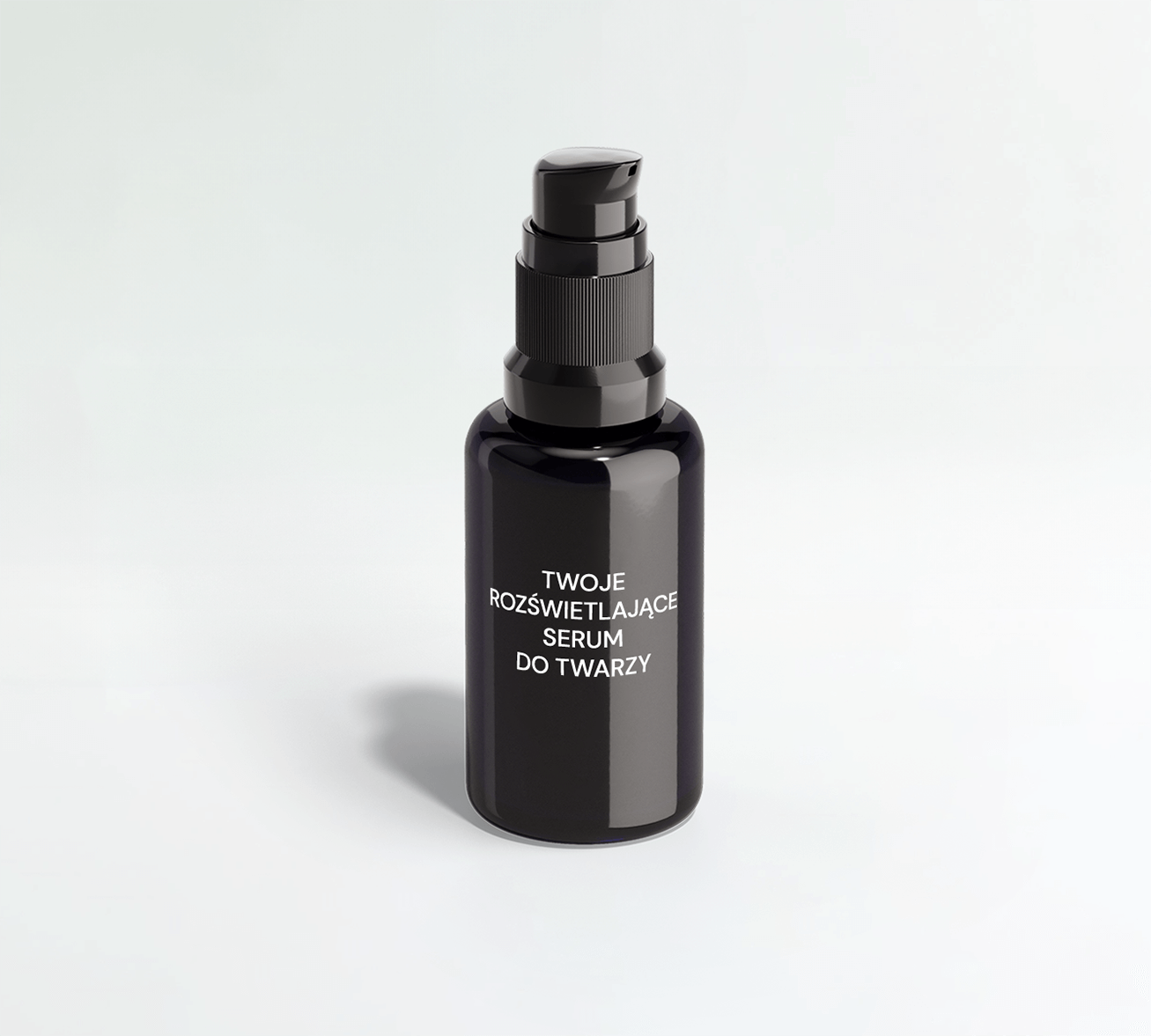 Szklana butelka zawierająca rozświetlające serum do twarzy private label.