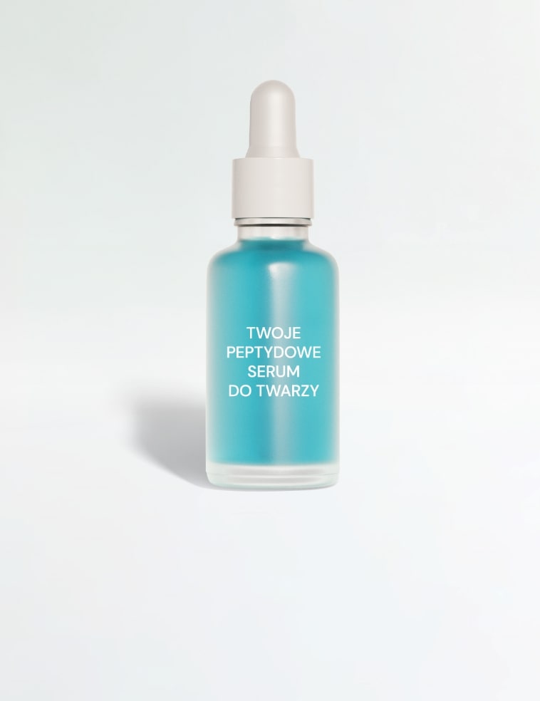 Przezroczysta szklana butelka z zakraplaczem zawierająca niebieski płyn z napisem „Twoje peptydowe serum do twarzy” przeznaczona do produkcji kosmetyków private label