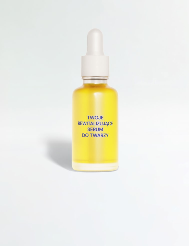 Przezroczysta szklana butelka z zakraplaczem i żółtym serum z napisem "Twoje rewitalizujące serum do twarzy" przeznaczona do kosmetyków private label.