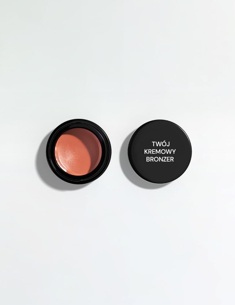 Otwarty słoik zawierający kremowy bronzer private label.