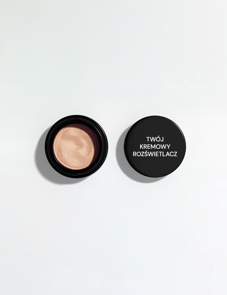 Otwarty słoik zawierający kremowy rozświetlacz private label.