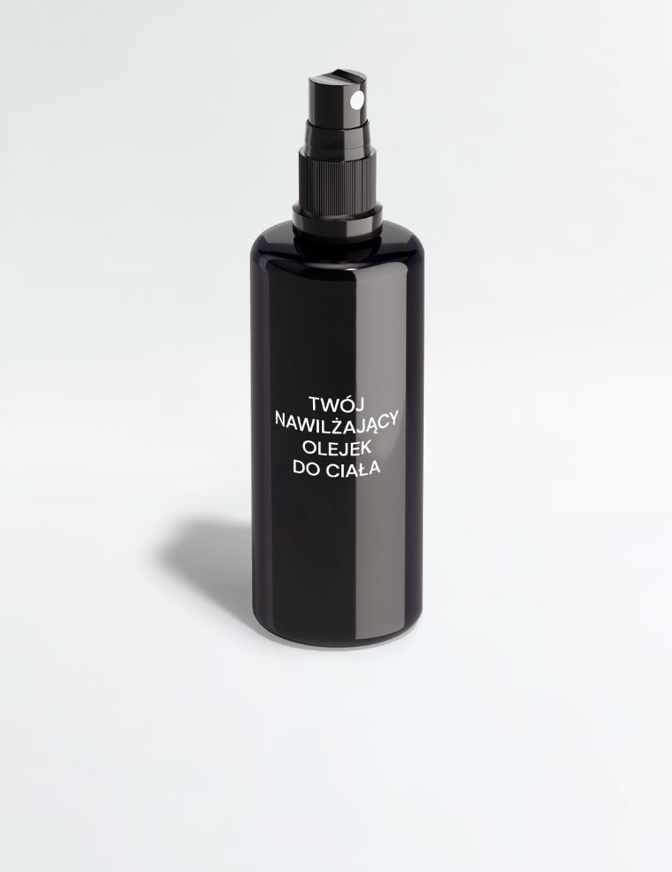Szklana butelka zawierająca nawilżajacy olejek do ciała private label.